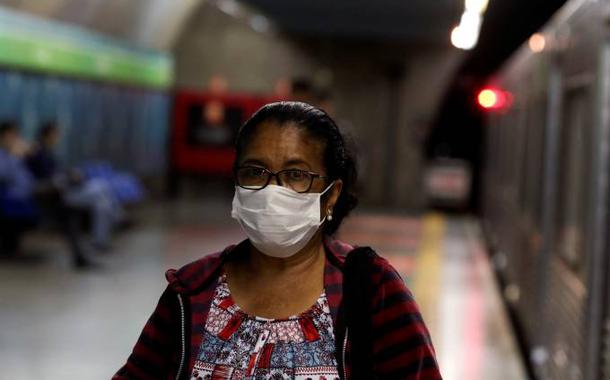 Mulher usa máscara de proteção no Metrô de São Paulo: estado tem as primeiras transmissões locais