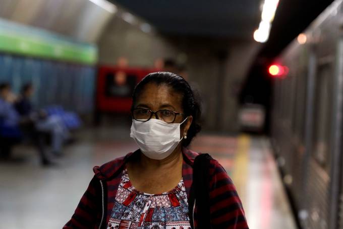 Mulher usa máscara de proteção no Metrô de São Paulo: estado tem as primeiras transmissões locais
