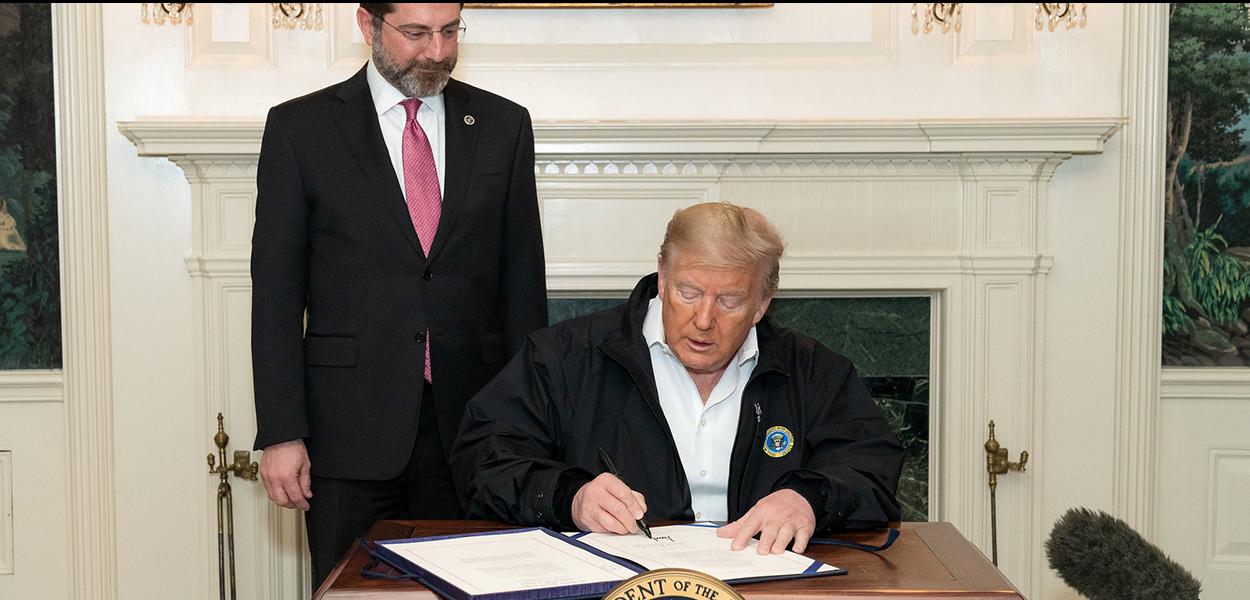 Presidente Trump assina o projeto de lei do financiamento do Congresso para resposta ao coronavírus.