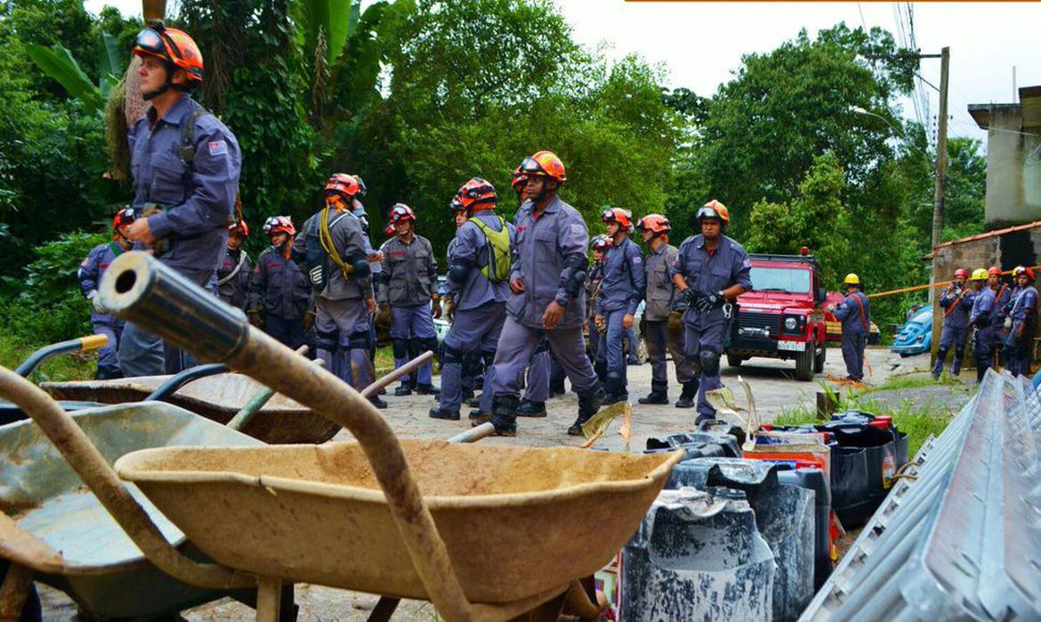 Bombeiros na Baixada Santista