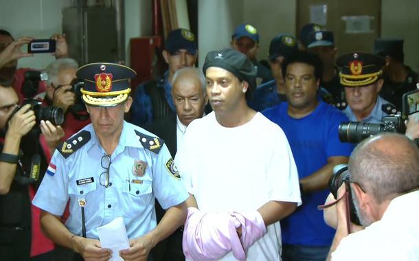 Ronaldinho Gaúcho aparece algemado em Assunção, Paraguai