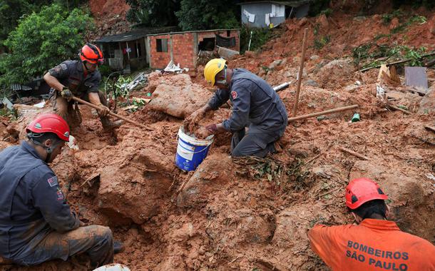 Bombeiros na Baixada Santista