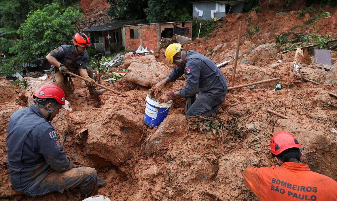 Bombeiros na Baixada Santista
