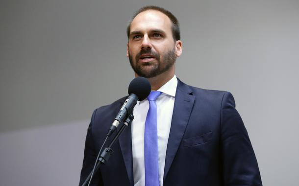 Deputado não gostou de uma reportagem sobre uma mulher trans