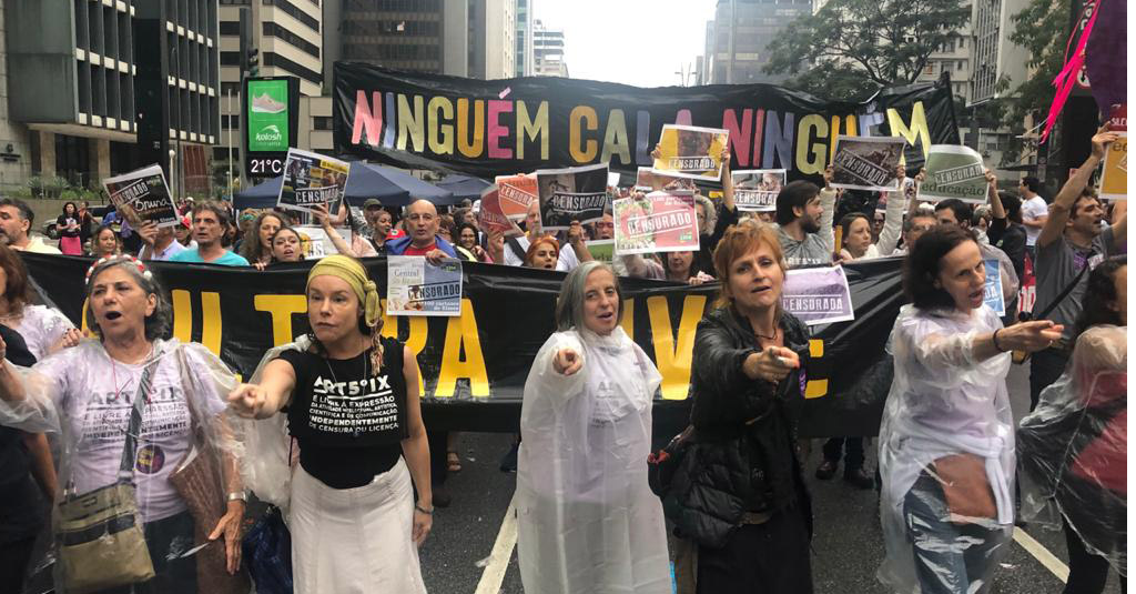 São Paulo SP 08 03 2020 debaixo de chuva mulheres no dia internacional delas protestam contra Bolsonaro na avenida Paulista  foto Cesar Itiberê/Fotos Publicas
