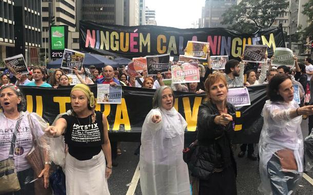 São Paulo SP 08 03 2020 debaixo de chuva mulheres no dia internacional delas protestam contra Bolsonaro na avenida Paulista  foto Cesar Itiberê/Fotos Publicas
