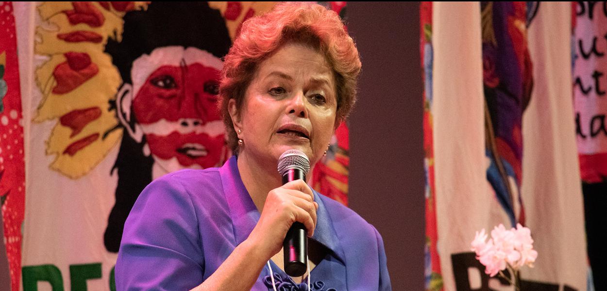 Dilma cobra queda de preços dos combustíveis.