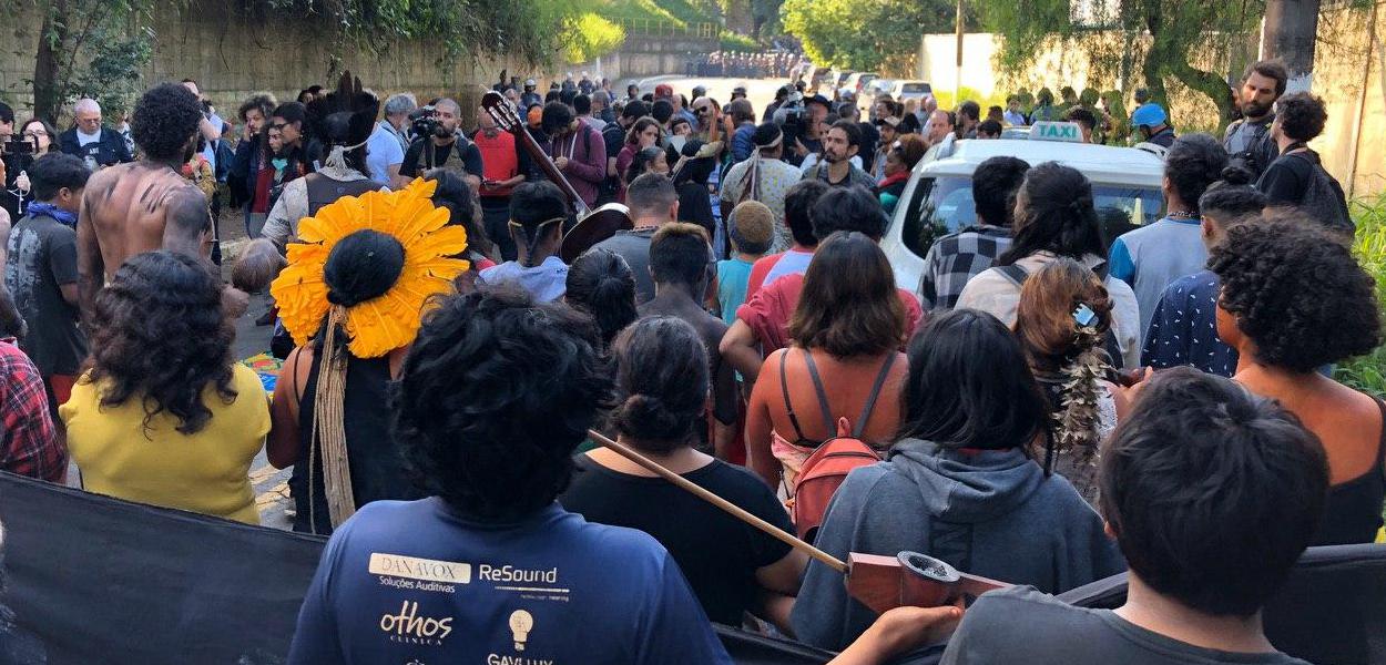 Guaranis resistem a reintegração de posse no Jaraguá, zona norte de SP