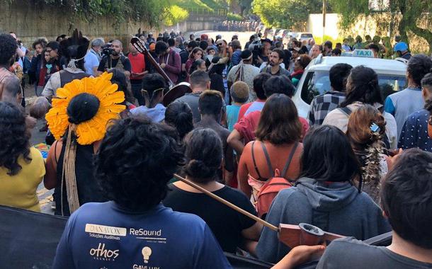 Guaranis resistem a reintegração de posse no Jaraguá, zona norte de SP