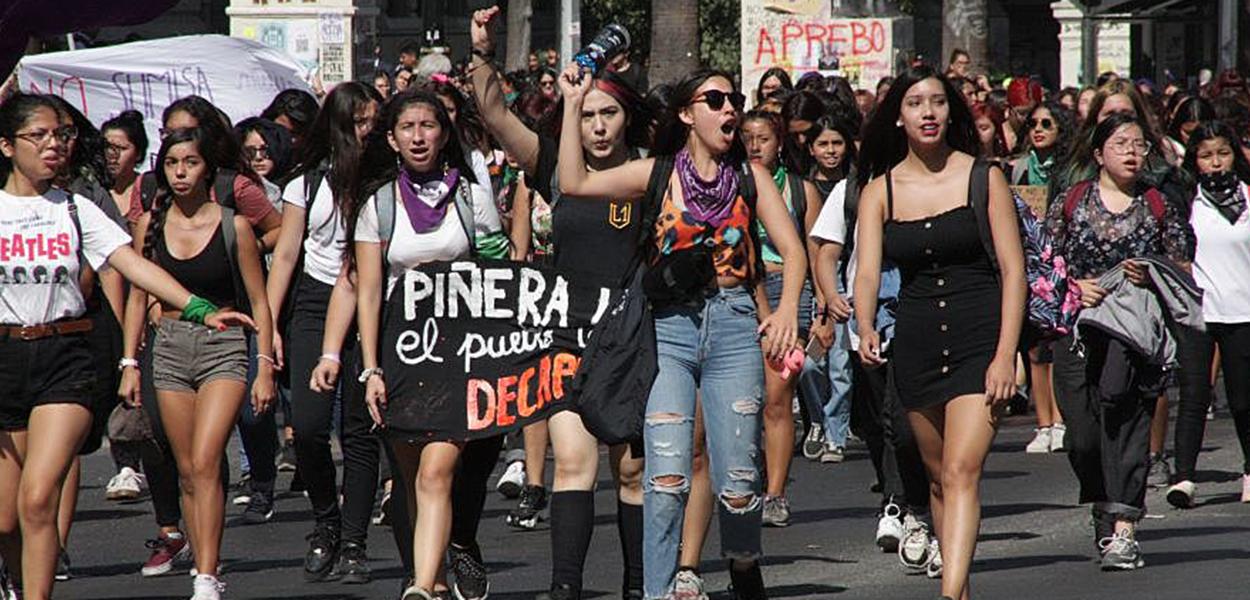 Feministas chilenas marchando durante a Greve Feminista de 9 de março