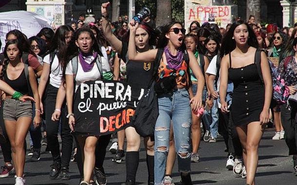 Feministas chilenas marchando durante a Greve Feminista de 9 de março