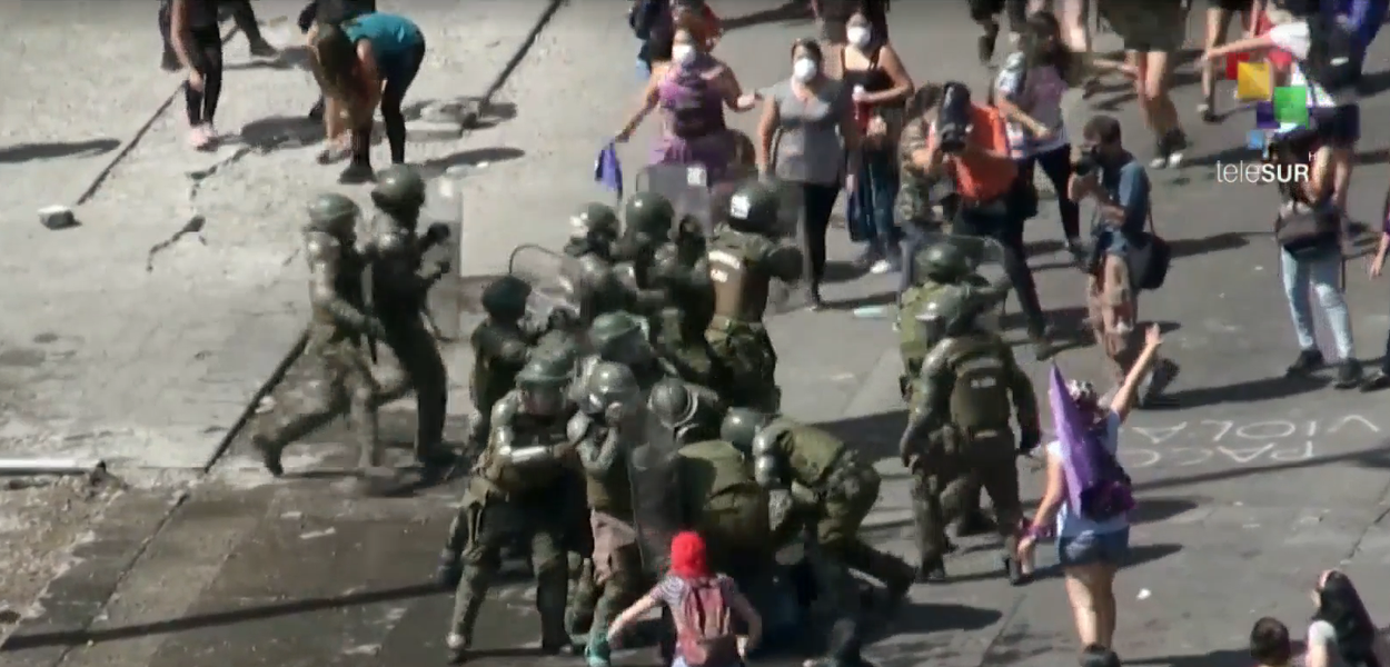 Policiais reprimindo manifestantes no Chile