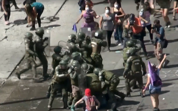 Policiais reprimindo manifestantes no Chile