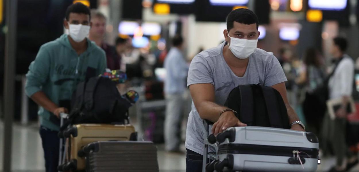 Passageiros com máscara em precaução ao coronavírus no Aeroporto de Guarulhos