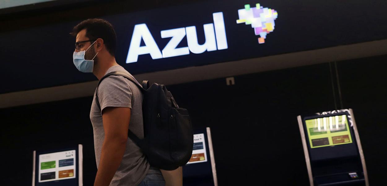 Passageiros usam máscara em frente a galpão da Azul: setor aéreo é um dos mais vulneráveis a impactos da pandemia
