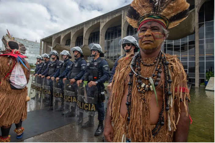 Polícia Militar e Força Nacional aguardavam indígenas na frente do Ministério da Justiça, nesta quarta (11), e acompanharam de perto lideranças recebidas em reunião