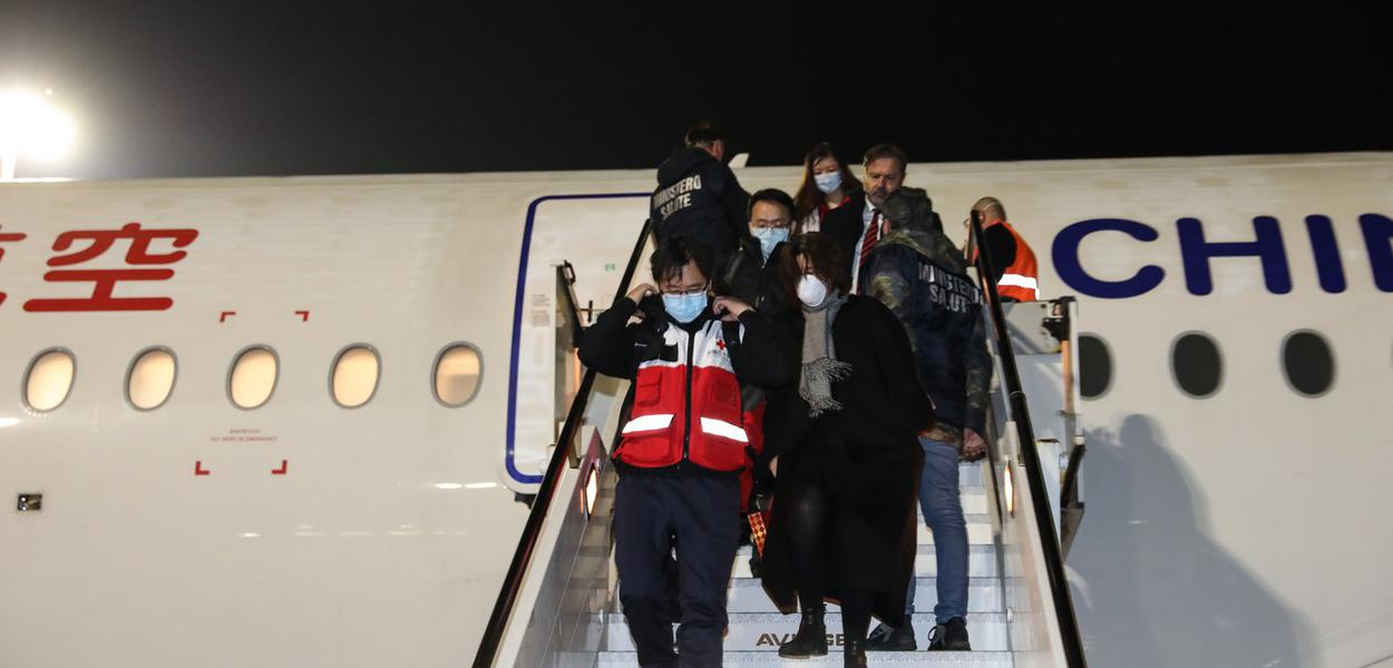 Equipe de médicos chineses, juntamente com toneladas de suprimentos médicos, desembarcam na Itália para auxiliar no combate ao novo coronavírus