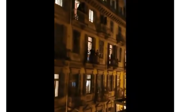Italianos em quarentena cantando nas janelas