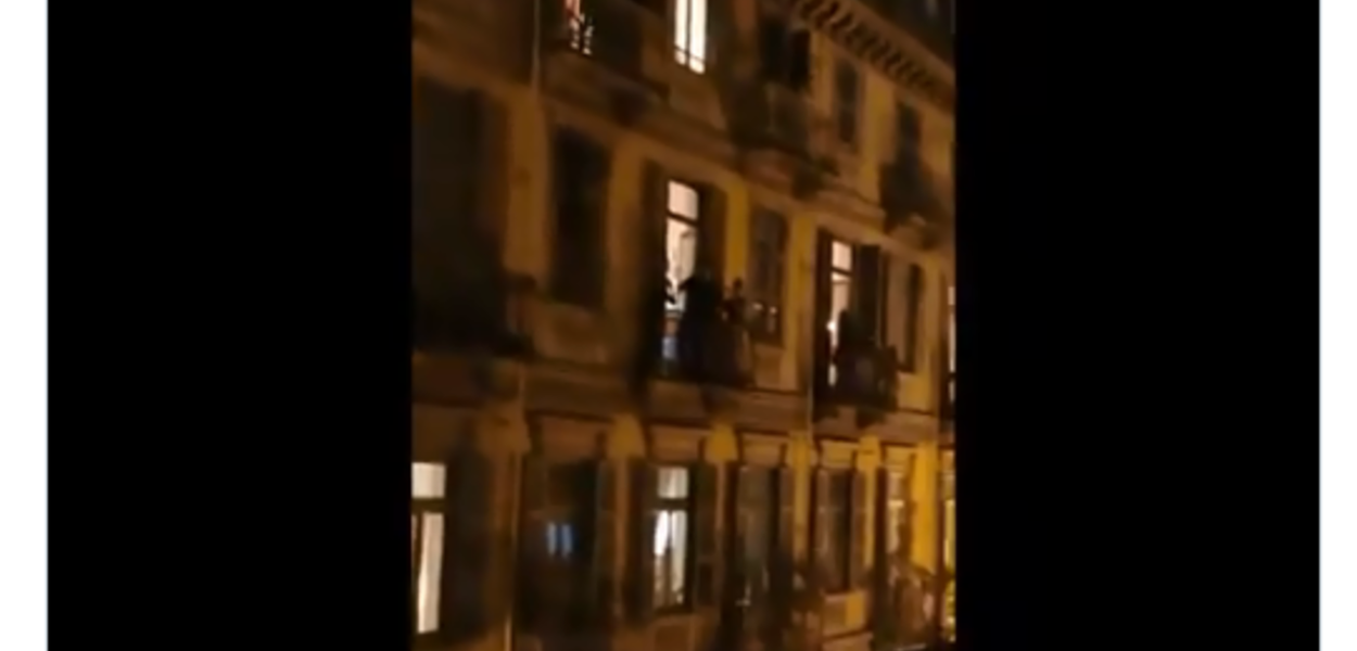 Italianos em quarentena cantando nas janelas