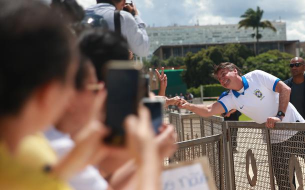 O presidente Jair Bolsonaro acompanhou, da área externa do Palácio do Planalto, em Brasília, a manifestação de apoiadores de seu governo, que está sendo realizada neste domingo (15) na capital federal e em outras cidades do país. 