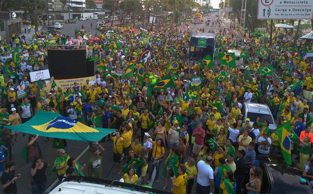 O prefeito do Recife, Geraldo Julio (PSB), enviou à Câmara Municipal o Projeto de Lei que reduz o número de secretarias; ao invés de 24 a prefeitura passará a contar com 15 pasta secretarias; o governo espera uma economia de R$ 81 milhões por ano; “Ocorre que para a preservação do equilíbrio fiscal e da capacidade de investimentos na cidade, são necessários novos ajustes. Assim, impõe-­se a necessidade de adoção de medidas voltadas para a contenção de despesas e a otimização da gestão municipal”, justificou o prefeito no projeto