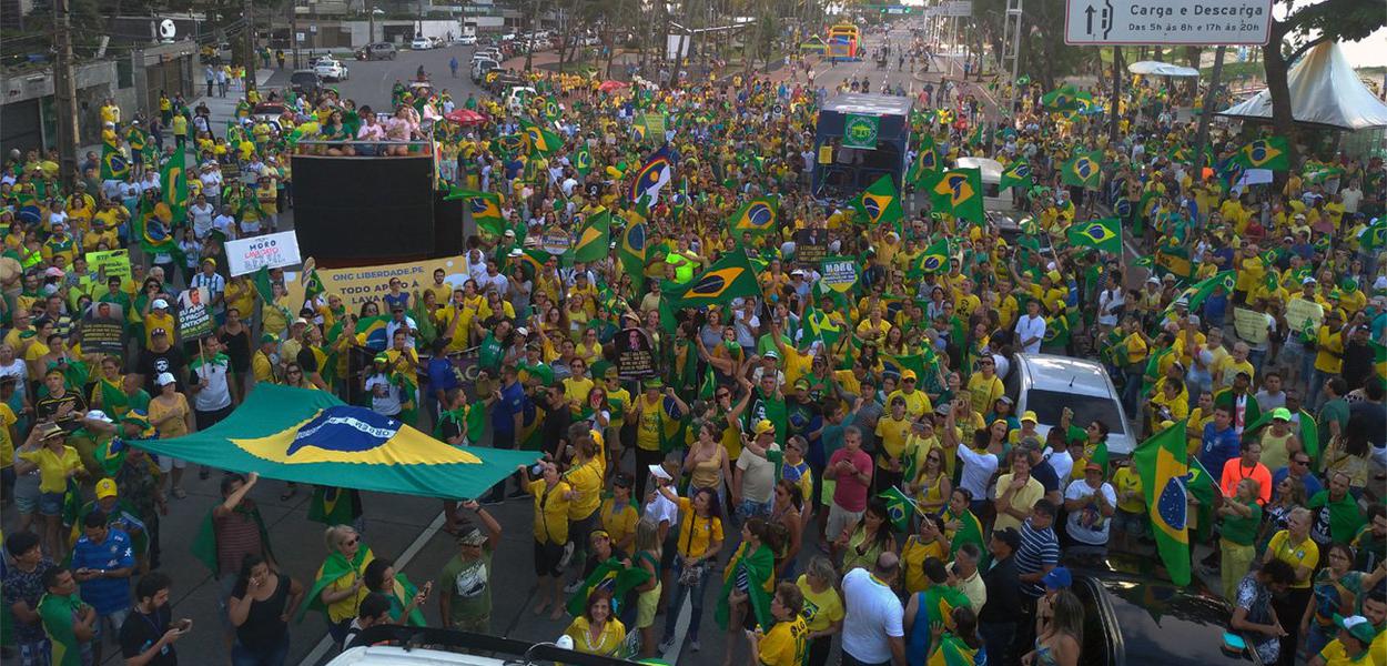 O prefeito do Recife, Geraldo Julio (PSB), enviou à Câmara Municipal o Projeto de Lei que reduz o número de secretarias; ao invés de 24 a prefeitura passará a contar com 15 pasta secretarias; o governo espera uma economia de R$ 81 milhões por ano; “Ocorre que para a preservação do equilíbrio fiscal e da capacidade de investimentos na cidade, são necessários novos ajustes. Assim, impõe-­se a necessidade de adoção de medidas voltadas para a contenção de despesas e a otimização da gestão municipal”, justificou o prefeito no projeto