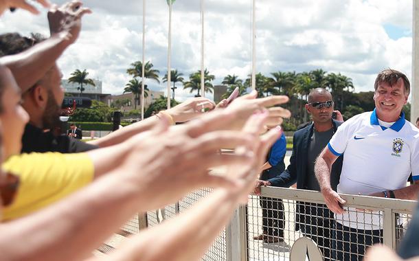 O presidente Jair Bolsonaro acompanhou, da área externa do Palácio do Planalto, em Brasília, a manifestação de apoiadores de seu governo, que foi realizado neste domingo (15) na capital federal e em outras cidades do país.