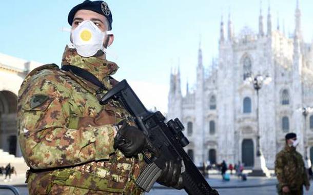 Militares usam máscaras na Catedral de Milão: ponto turístico foi fechado após surto de coronavírus na região