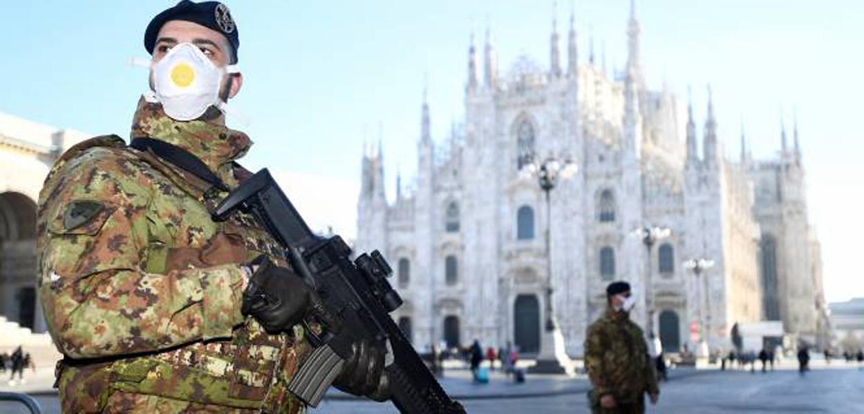 Militares usam máscaras na Catedral de Milão: ponto turístico foi fechado após surto de coronavírus na região