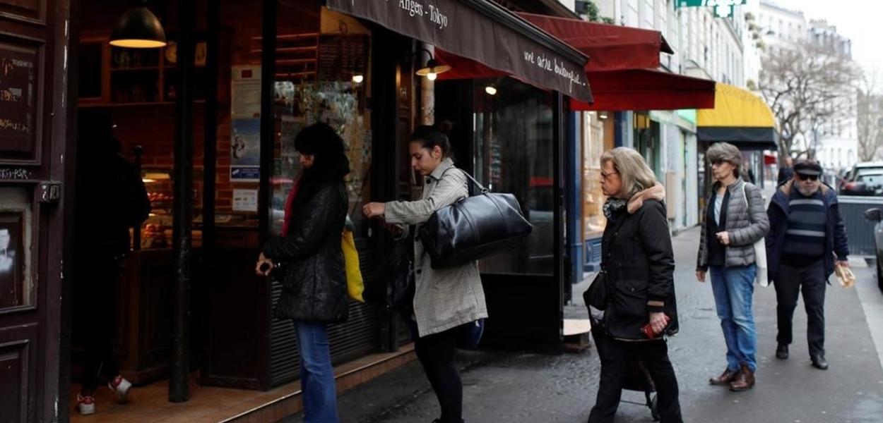 Parisienses só poderão sair de casa para comprar alimentos e remédios, de acordo com as medidas de confinamento adotadas pelo governo.