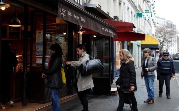 Parisienses só poderão sair de casa para comprar alimentos e remédios, de acordo com as medidas de confinamento adotadas pelo governo.