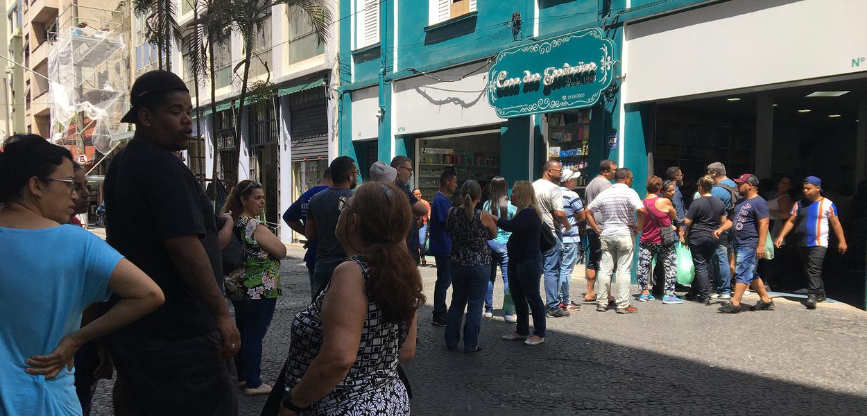 Fila para compra de álcool gel no centro de São Paulo