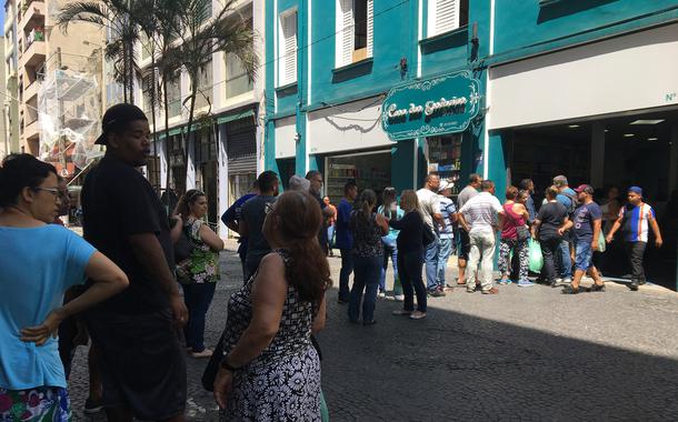 Fila para compra de álcool gel no centro de São Paulo