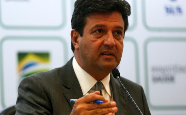 O ministro da Saúde, Luiz Henrique Mandetta, confirma a primeira morte por Covid-19 em São Paulo, durante entrevista à imprensa.