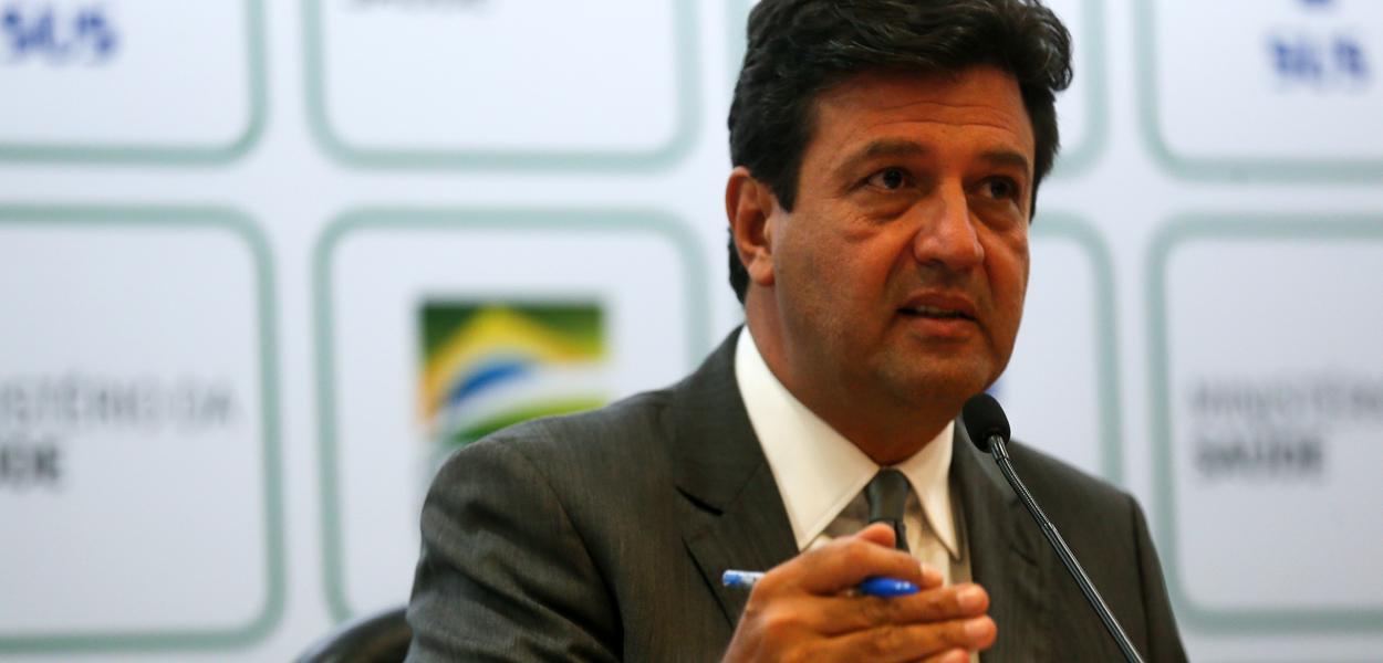 O ministro da Saúde, Luiz Henrique Mandetta, confirma a primeira morte por Covid-19 em São Paulo, durante entrevista à imprensa.