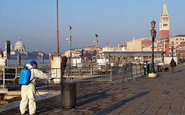 Veneza Ita 18 03 2020-Limpeza na cidade com esterilização por profissionais especializados para barrar a pandemia do Coronavírus na Itália. foto GruppoVerita
