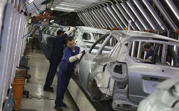 Trabalhadores em linha de montagem de fábrica de automóveis em São Bernardo do Campo (SP).