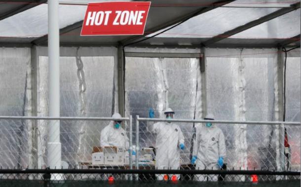 Equipe médica com trajes de proteção em um novo centro de testes do coronavírus em Staten Island, Nova York 19/03/2020
