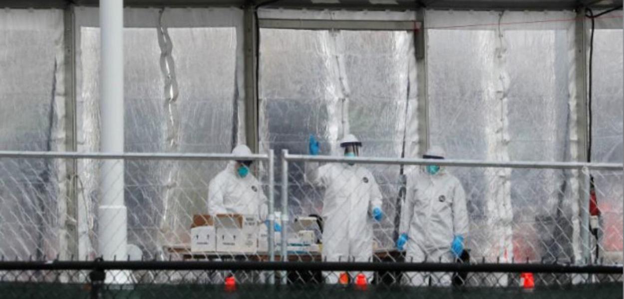 Equipe médica com trajes de proteção em um novo centro de testes do coronavírus em Staten Island, Nova York 19/03/2020