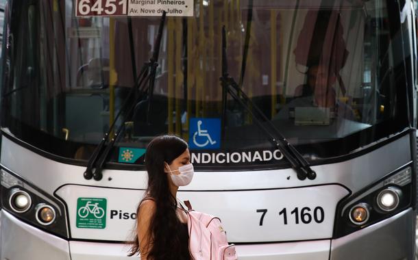 Passageira de ônibus no terminal Bandeira, adere ao uso de máscaras descartáveis por precaução contra o coronavírus 