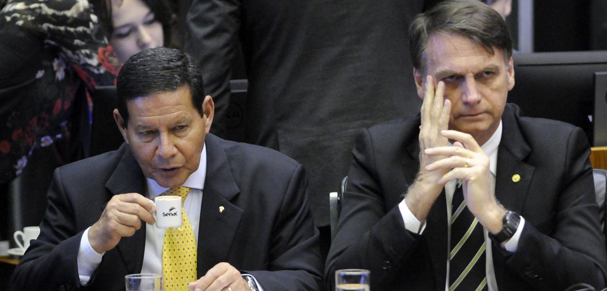 Bolsonaro amplia isolamento e não conversa com Mourão sobre pandemia