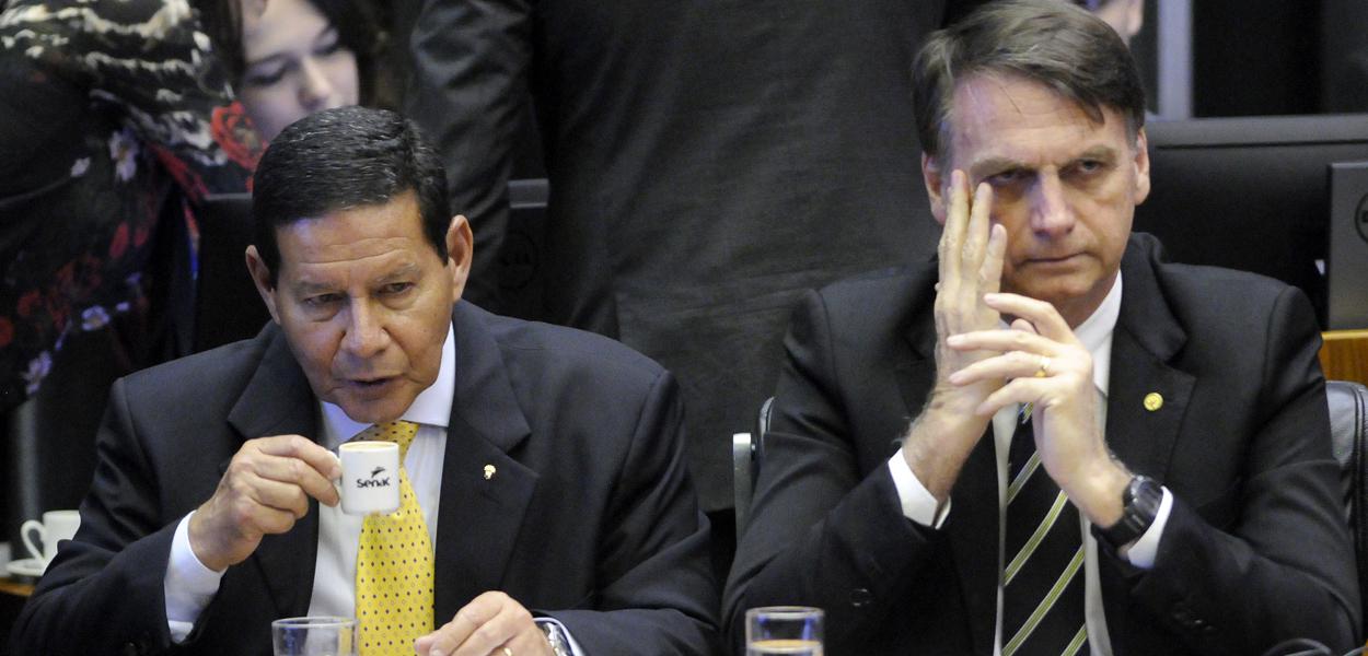 Bolsonaro amplia isolamento e não conversa com Mourão sobre pandemia