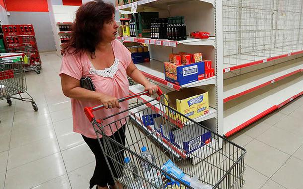 'Compras de pânico' podem gerar inflação, apesar do estoque de alimentos ser suficiente, alerta FAO