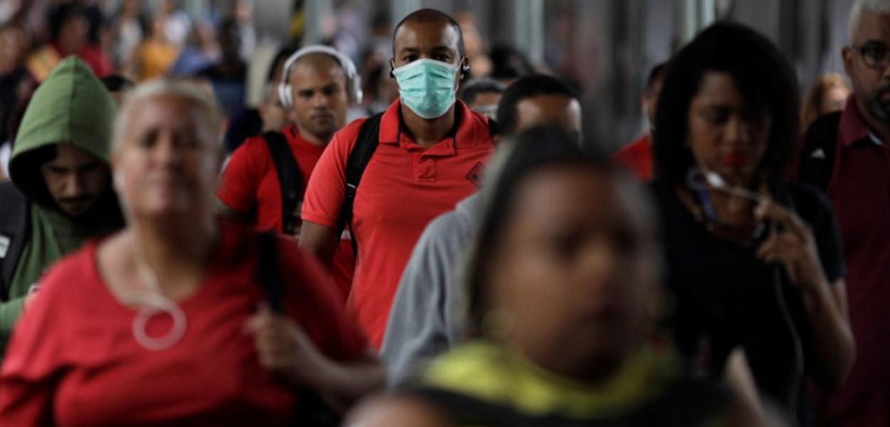 Passageiros caminham em plataforma de trem da Central do Brasil, no Rio