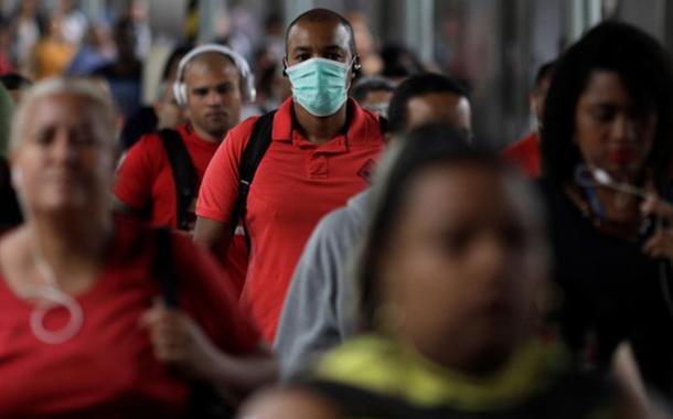 Passageiros caminham em plataforma de trem da Central do Brasil, no Rio