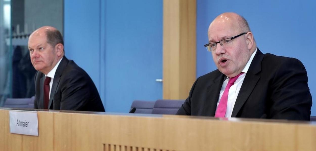 Os ministros da Economia e das Finanças, Peter Altmaier (à dir.) e Olaf Scholz, durante entrevista coletiva em Berlim. 23/03/2020
