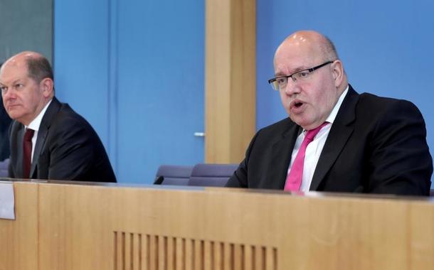 Os ministros da Economia e das Finanças, Peter Altmaier (à dir.) e Olaf Scholz, durante entrevista coletiva em Berlim. 23/03/2020