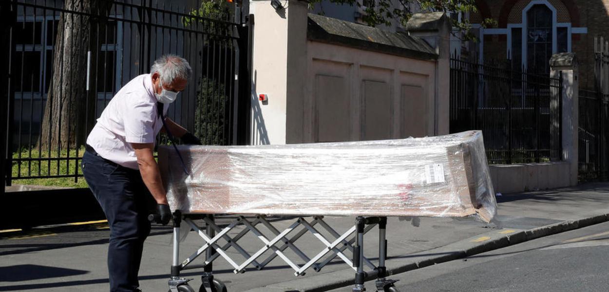 Empregado de uma funerária faz entrega de caixões nesta quarta-feira (25) na casa de repouso da Fundação Rothschild, em Paris, onde 16 pessoas morreram e 81 foram infectadas pelo coronavírus