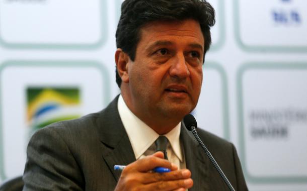 O ministro da Saúde, Luiz Henrique Mandetta, confirma a primeira morte por Covid-19 em São Paulo, durante entrevista à imprensa.