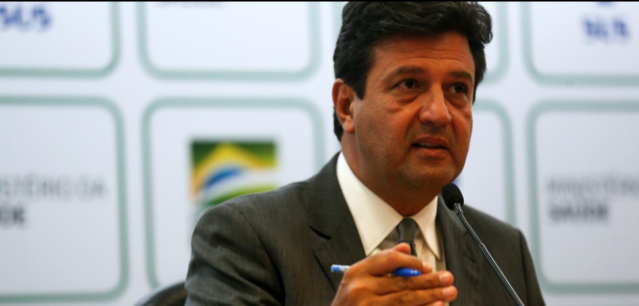 O ministro da Saúde, Luiz Henrique Mandetta, confirma a primeira morte por Covid-19 em São Paulo, durante entrevista à imprensa.